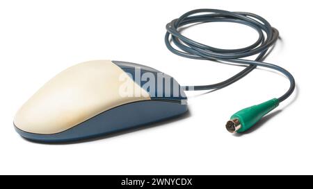 vecchio mouse per computer con connettore o porta ps/2, mouse a due pulsanti che utilizzava sfere di gomma sul lato inferiore per tracciare il movimento, isolato sul bianco Foto Stock
