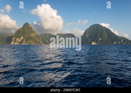 Le Piton Peaks sono due cupole vulcaniche di lava che si innalzano sopra il Mar dei Caraibi e sono di grande moda. I Piton's sono patrimonio dell'umanità. Foto Stock