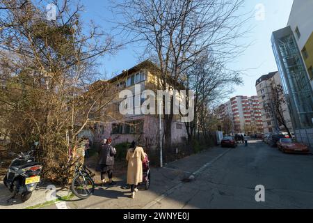 Bucarest, Romania - 4 marzo 2024: Il complesso residenziale multifamiliare, costruito negli anni '50, in via Baltagului n.. 17, settore 5, in cui il Municipio della capitale inizia i lavori di consolidamento, con fondi provenienti dai piani nazionali di recupero e resilienza PNRR. La struttura di resistenza dell'edificio è profondamente colpita e sarà consolidata e riabilitata dall'Amministrazione Comunale per il consolidamento degli edifici a rischio sismico. Crediti: Lucian Alecu/Alamy Live Foto Stock