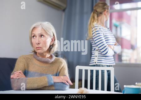 Ritratto di una donna matura che si offese a figlia Foto Stock