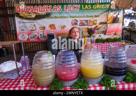 Fornitore Sidelwalk. 9th Street (vicino a Central Avenue). Un'area di mercato messicano all'aperto/al coperto. Los Angeles, California, Stati Uniti Foto Stock