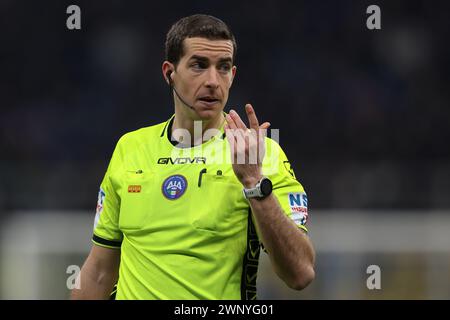 Milano, Italia. 4 marzo 2024. L'arbitro Giovanni Ayroldi durante la partita di serie A A Giuseppe Meazza, Milano. Il credito per immagini dovrebbe essere: Jonathan Moscrop/Sportimage Credit: Sportimage Ltd/Alamy Live News Foto Stock