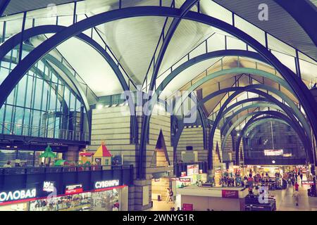 Ladozhsky stazione ferroviaria di St. Petersburg, Russia Luglio 15 2022 persone sono in attesa di trasporto in sala d'attesa. Stazione ferroviaria. Belle travi e. Foto Stock