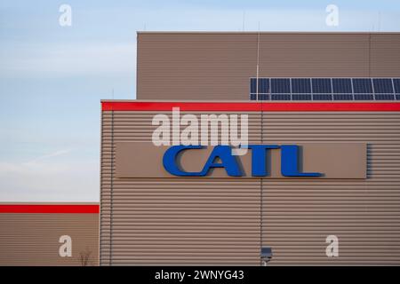 Banner pubblicitario CATL Contemporary Amperex Technology Limited produttore di batterie per veicoli elettrici su facciate, sviluppo sostenibile in T Foto Stock