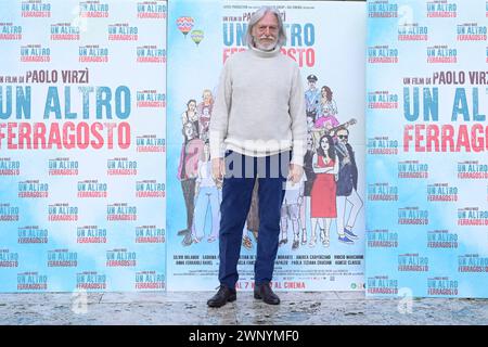 Roma, Italia. 4 marzo 2024. Gigio Alberti partecipa al servizio fotografico del film "un altro ferragosto" in Piazza della Repubblica. (Foto di Mario Cartelli/SOPA Images/Sipa USA) credito: SIPA USA/Alamy Live News Foto Stock