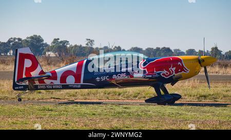 Yarrawonga, Victoria, Australia - 22 aprile 2023: Pronti per uno spettacolo aereo a Yarrawonga un aereo da corsa Red Bull e acrobatico sull'asfalto Foto Stock