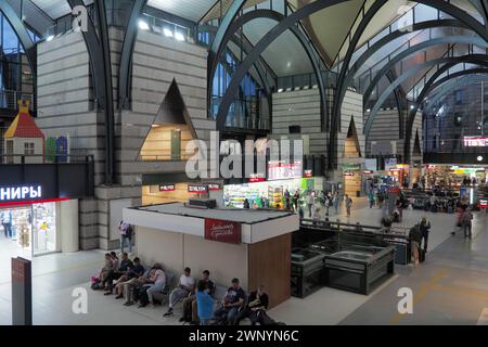 Ladozhsky stazione ferroviaria di St. Petersburg, Russia Luglio 15 2022 persone sono in attesa di trasporto in sala d'attesa. Stazione ferroviaria. Belle travi e. Foto Stock