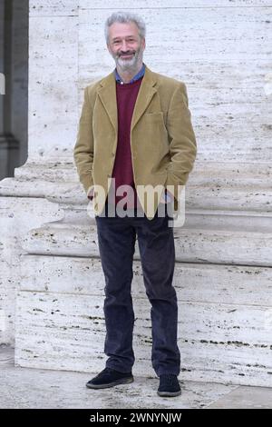 Roma, Italia. 4 marzo 2024. Silvio Vannucci partecipa al servizio fotografico del film "un altro ferragosto" in Piazza della Repubblica. Credito: SOPA Images Limited/Alamy Live News Foto Stock