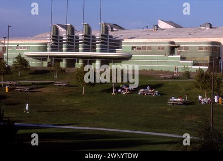 Lo storico Pan Pacific Auditorium (1935) è stato un ottimo esempio di architettura moderna/art deco. Visto nei primi anni '1980, prima di essere demolito per far posto ai condomini di West Hollywood, California, Stati Uniti Foto Stock