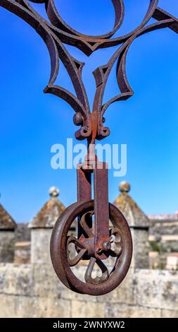 L'antica polley nel pozzo dell'acqua. Caratteristiche architettoniche nell'Alcazar di SEGOVIA, SPAGNA Foto Stock