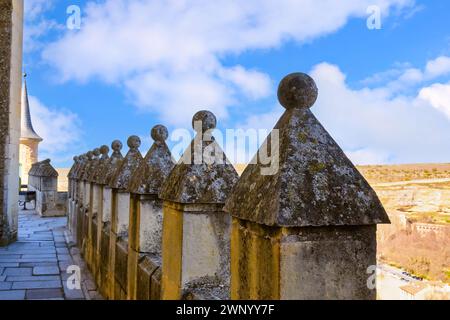 Mura fortificate con merli nell'Alcazar di SEGOVIA, SPAGNA Foto Stock