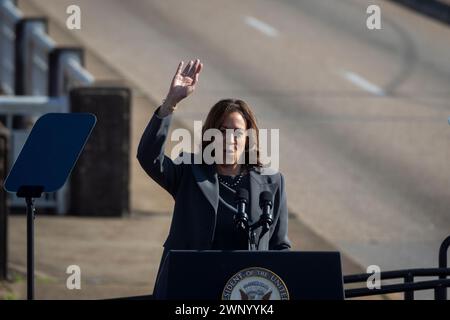 Il Vicepresidente degli Stati Uniti Harris fa delle osservazioni al ponte Edmund Pettus di Selma, Alabama, per commemorare il 59° anniversario della Bloody Sunday il 3 marzo 2024. Credito: Christian Monterrosa/piscina tramite CNP Foto Stock