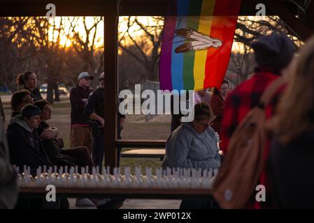 Manhattan, Kansas, Stati Uniti. 4 marzo 2024. I membri della comunità si riuniscono lunedì a una veglia a lume di candela nel City Park per onorare la vita e il dolore per la morte di NEX Benedict. Benedict, 16 anni, era una studentessa non binaria la cui madre è una cittadina ytribal della nazione Choctaw dell'Oklahoma, che morì l'8 febbraio 2024, dopo essere stata picchiata da tre studenti più anziani nel bagno femminile della Owasso High School il 7 febbraio 2024. L'evento è stato organizzato dal Flint Hills Human Rights Project. Foto Stock