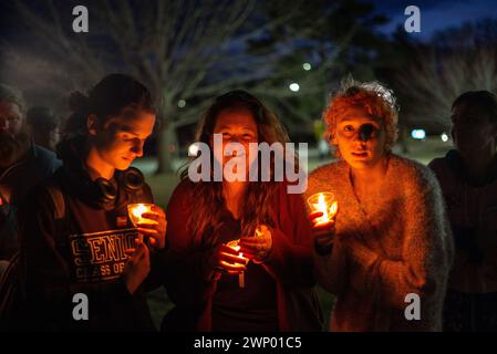 Manhattan, Kansas, Stati Uniti. 4 marzo 2024. I membri della comunità si riuniscono lunedì a una veglia a lume di candela nel City Park per onorare la vita e il dolore per la morte di NEX Benedict. Benedict, 16 anni, era una studentessa non binaria la cui madre è una cittadina ytribal della nazione Choctaw dell'Oklahoma, che morì l'8 febbraio 2024, dopo essere stata picchiata da tre studenti più anziani nel bagno femminile della Owasso High School il 7 febbraio 2024. L'evento è stato organizzato dal Flint Hills Human Rights Project. Foto Stock