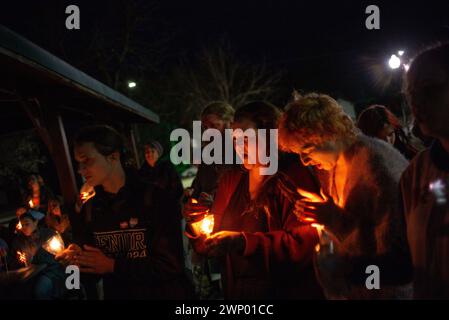 Manhattan, Kansas, Stati Uniti. 4 marzo 2024. I membri della comunità si riuniscono lunedì a una veglia a lume di candela nel City Park per onorare la vita e il dolore per la morte di NEX Benedict. Benedict, 16 anni, era una studentessa non binaria la cui madre è una cittadina ytribal della nazione Choctaw dell'Oklahoma, che morì l'8 febbraio 2024, dopo essere stata picchiata da tre studenti più anziani nel bagno femminile della Owasso High School il 7 febbraio 2024. L'evento è stato organizzato dal Flint Hills Human Rights Project. Foto Stock