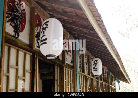 Palembang 22 febbraio 2024: Esterno di una casa tradizionale in stile Giapponese, shoji. Decorato con dipinti di samurai giapponesi sulle pareti. Foto Stock