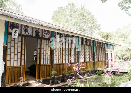Palembang 22 febbraio 2024: Esterno di una casa tradizionale in stile Giapponese, shoji. Decorato con dipinti di samurai giapponesi sulle pareti. Foto Stock