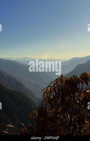 vista panoramica delle splendide montagne dell'himalaya, remota area rurale del distretto di tawang nell'arunachal pradesh, nel nord-est dell'india Foto Stock