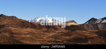 vista panoramica delle splendide montagne dell'himalaya, remota area rurale del distretto di tawang nell'arunachal pradesh, nel nord-est dell'india Foto Stock