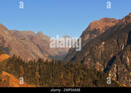 vista panoramica delle splendide montagne dell'himalaya, remota area rurale del distretto di tawang nell'arunachal pradesh, nel nord-est dell'india Foto Stock