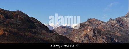 vista panoramica delle splendide montagne dell'himalaya, remota area rurale del distretto di tawang nell'arunachal pradesh, nel nord-est dell'india Foto Stock