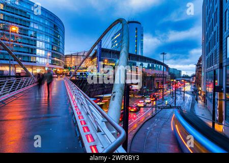 Foto a lunga esposizione di Manchester Piccadilly che mostra tram, auto e pedoni in movimento. Foto Stock