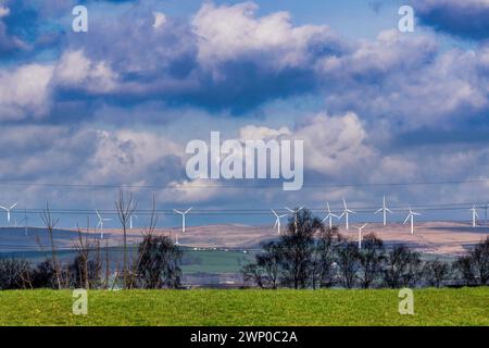 Immagine del parco eolico Scout Moor presa da Heaton Park Foto Stock