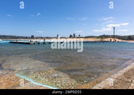 Spiaggia di Narrabeen, piscina rocciosa sull'oceano popolare per nuotatori e bagnanti, Sydney, New South Wales, Australia, 2024 Foto Stock