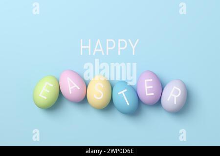 Uova color pastello su sfondo blu con messaggio di saluto di pasqua. Complimenti per il passato pasquale. con le uova di pasqua. Rendering 3D. Foto Stock