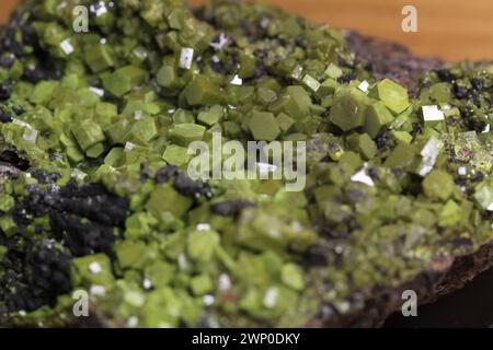 minerale di piromorfite verde come sfondo naturale molto bello Foto Stock