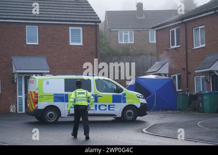 La scena di Robin Close, Rowley Regis, a Sandwell, dopo che una bambina di 10 anni è stata scoperta morta. Gli agenti hanno trovato il bambino ferito intorno alle 12.10, di lunedì, e sono stati confermati morti sul posto. Una donna di 33 anni, che la polizia ha capito essere nota alla ragazza, è stata arrestata con l'accusa di omicidio e presa in custodia per essere interrogata. Data foto: Martedì 5 marzo 2024. Foto Stock