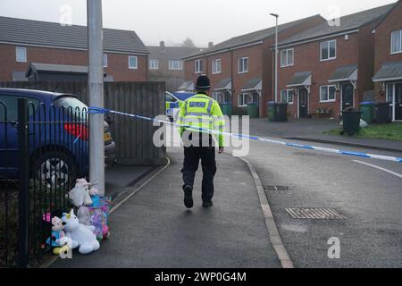 Giocattoli morbidi e fiori lasciati sulla scena di Robin Close, Rowley Regis, a Sandwell, dopo che una bambina di 10 anni è stata scoperta morta. Gli agenti hanno trovato il bambino ferito intorno alle 12.10, di lunedì, e sono stati confermati morti sul posto. Una donna di 33 anni, che la polizia ha capito essere nota alla ragazza, è stata arrestata con l'accusa di omicidio e presa in custodia per essere interrogata. Data foto: Martedì 5 marzo 2024. Foto Stock