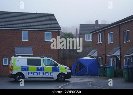 La scena di Robin Close, Rowley Regis, a Sandwell, dopo che una bambina di 10 anni è stata scoperta morta. Gli agenti hanno trovato il bambino ferito intorno alle 12.10, di lunedì, e sono stati confermati morti sul posto. Una donna di 33 anni, che la polizia ha capito essere nota alla ragazza, è stata arrestata con l'accusa di omicidio e presa in custodia per essere interrogata. Data foto: Martedì 5 marzo 2024. Foto Stock