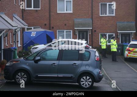 La scena di Robin Close, Rowley Regis, a Sandwell, dopo che una bambina di 10 anni è stata scoperta morta. Gli agenti hanno trovato il bambino ferito intorno alle 12.10, di lunedì, e sono stati confermati morti sul posto. Una donna di 33 anni, che la polizia ha capito essere nota alla ragazza, è stata arrestata con l'accusa di omicidio e presa in custodia per essere interrogata. Data foto: Martedì 5 marzo 2024. Foto Stock