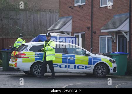 La scena di Robin Close, Rowley Regis, a Sandwell, dopo che una bambina di 10 anni è stata scoperta morta. Gli agenti hanno trovato il bambino ferito intorno alle 12.10, di lunedì, e sono stati confermati morti sul posto. Una donna di 33 anni, che la polizia ha capito essere nota alla ragazza, è stata arrestata con l'accusa di omicidio e presa in custodia per essere interrogata. Data foto: Martedì 5 marzo 2024. Foto Stock