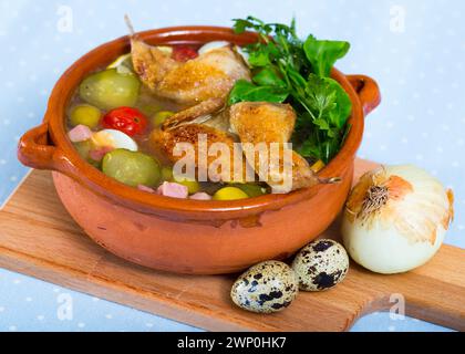 Solyanka con quaglie e verdure Foto Stock