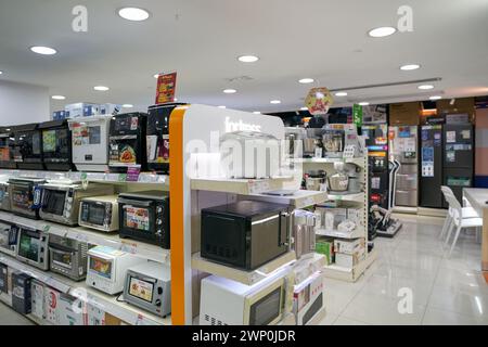 HONG KONG, CINA - 4 DICEMBRE 2023: Elettrodomestici in vendita presso il negozio di elettronica di consumo Fortress nel centro commerciale New Town Plaza. Foto Stock