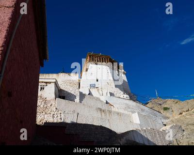 Forte di Namgyal Tsemo sulla cima del picco di Namgyal, costruito dal re Tashi Namgyal nel XVI secolo. Questa struttura poteva essere vista da ogni parte di Leh. Foto Stock