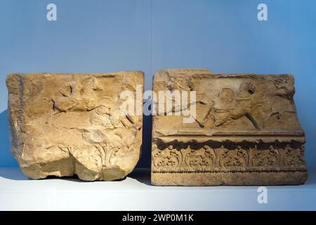 Fregio-architrave appartenente alla cella del tempio di Apollo Sosianos, marmo di Luni - Museo centrale Montemartini, Roma, Italia Foto Stock