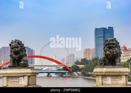 Leoni sul ponte Shizilin a Tianjin, Cina Foto Stock