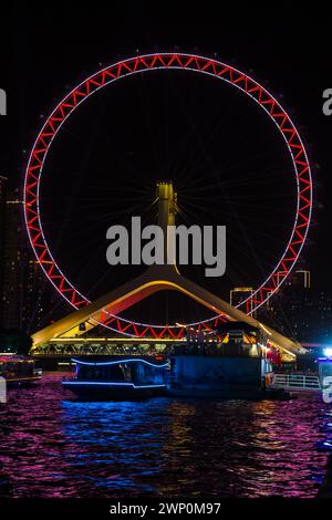 Vista notturna della ruota panoramica illuminata Tianjin Eye a Tianjin, Cina Foto Stock