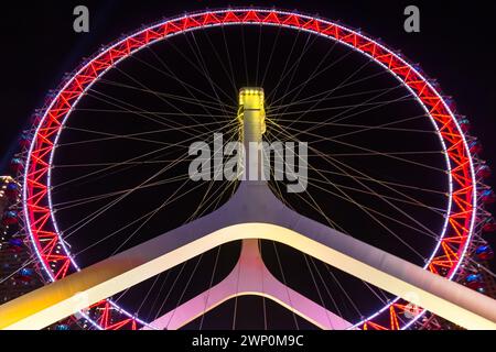 Ruota panoramica gigante illuminata Tianjin Eye di notte, Cina Foto Stock