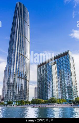 Grattacielo del World Financial Center presso la riva del fiume a Tianjin, in Cina Foto Stock