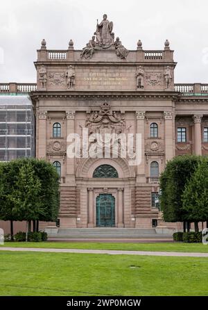 Stoccolma, Svezia - 26 luglio 2023: Vista da Riksplan sull'ala est del Riksdag su Helgeandsholmen. Stoccolma, Svezia Foto Stock