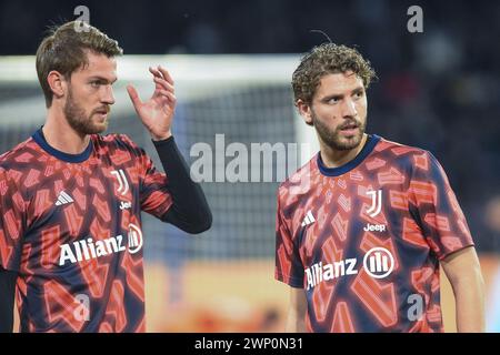 Napoli, Italia. 3 marzo 2024. Daniele Rugani e Manuel Locatelli della Juventus si scaldano prima della partita di serie A TIM tra il Napoli e la Juventus FC A. Foto Stock