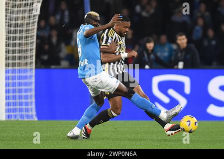 Napoli, Italia. 3 marzo 2024. Bremer della Juventus compete per il pallone con Victor Osimhen della SSC Napoli durante la partita di serie A TIM tra la SSC Napoli Foto Stock