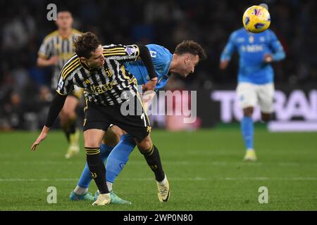Napoli, Italia. 3 marzo 2024. Federico Chiesa della Juventus compete per il pallone con Amir Rrahmani della SSC Napoli durante la partita di serie A tra la SSC Na Foto Stock