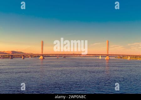 Ponte sul Nilo ad Assuan. Magnifica vista del Nilo al tramonto. Assuan, Egitto – 19 ottobre 2023 Foto Stock