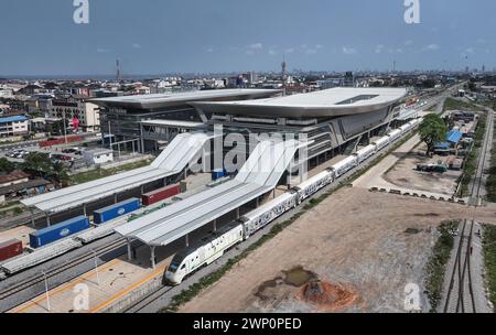 (240305) -- LAGOS, 5 marzo 2024 (Xinhua) -- una foto aerea scattata il 2 marzo 2024 mostra una vista della stazione ferroviaria Mobolaji Johnson della ferrovia Lagos-Ibadan a Lagos, Nigeria. Costruita dalla China Civil Engineering Construction Corporation (CCECC), la ferrovia Lagos-Ibadan collega il centro economico nigeriano Lagos e la città industriale sud-occidentale Ibadan. Aperto ufficialmente al traffico nel giugno 2021 con una linea principale lunga circa 157 chilometri e una diramazione lunga circa 7 chilometri, adotta i moderni standard ferroviari e ha una velocità progettata di 150 chilometri all'ora. La ferrovia Foto Stock