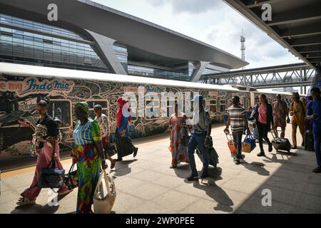 (240305) -- LAGOS, 5 marzo 2024 (Xinhua) -- i passeggeri scendono da un treno da Ibadan alla stazione ferroviaria Mobolaji Johnson della ferrovia Lagos-Ibadan a Lagos, Nigeria, il 2 marzo 2024. Costruita dalla China Civil Engineering Construction Corporation (CCECC), la ferrovia Lagos-Ibadan collega il centro economico nigeriano Lagos e la città industriale sud-occidentale Ibadan. Aperto ufficialmente al traffico nel giugno 2021 con una linea principale lunga circa 157 chilometri e una diramazione lunga circa 7 chilometri, adotta i moderni standard ferroviari e ha una velocità progettata di 150 chilometri all'ora. Il railwa Foto Stock